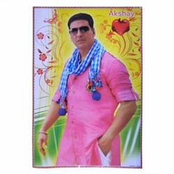 Bild von Póster Akshay Kumar con camisa rosa estrella de Bollywood
